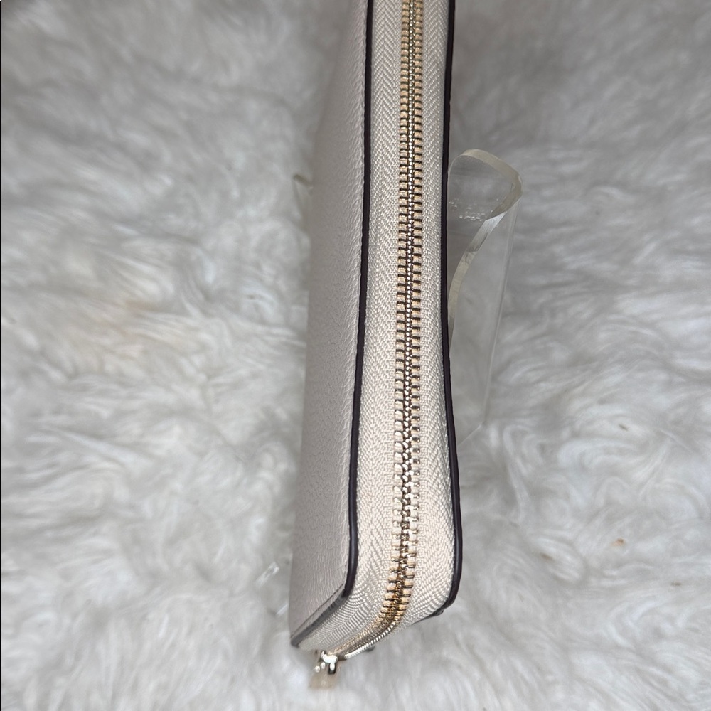 Kate Spade NWOT soft pebble leather, full zip wallet lots of storage beautiful - Picture 4 of 7